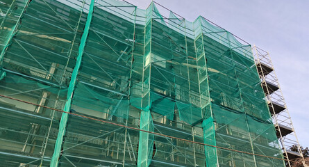 Lavori in corso nel cantiere edile in citt&agrave; in estate - costruire un nuovo condominio