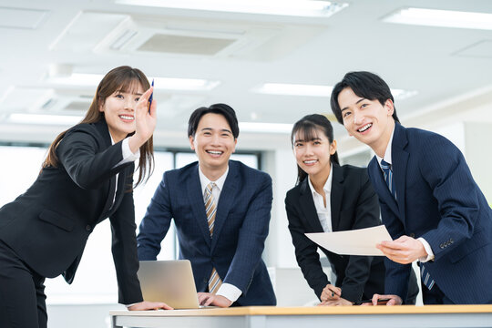オフィスで会議する若いビジネスマン