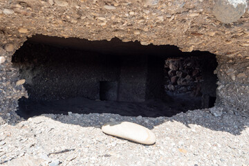Blick in den Bunker am Amoladeras-Strand in Cabo de Gata in der Provinz Almería in Andalusien,...