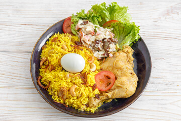 Biryani poulet sur fond blanc. Plat traditionnel indien et sri-lankais