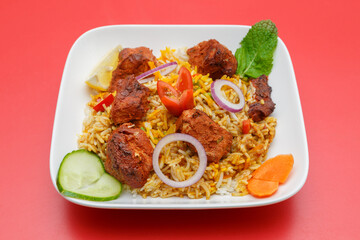 Biryani poulet sur fond rouge coloré. Plat traditionnel indien et sri-lankais