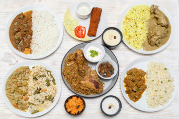 Ensemble de plats indiens et sri-lankais – Roti, Kottu, Tandoori, Butter Chicken, Rolls, Biryani sur table blanche. Concept restaurant. 
