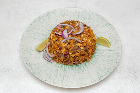 Kottu saut&eacute; aux l&eacute;gumes et poulet. Street food sri-lankaise