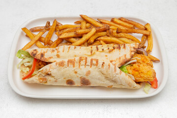 Sandwich Cheese Naan au poulet avec frites &ndash; Fast food indien