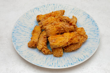 Tenders de poulet sur assiette. Fast food / Snack