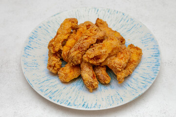 Tenders de poulet sur assiette. Fast food / Snack