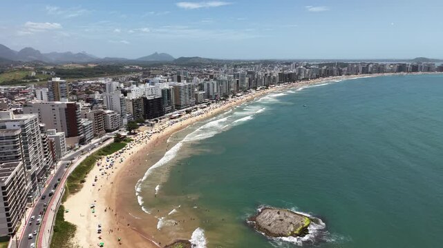 imagem a&eacute;rea da prainha de Muqui&ccedil;aba com a Praia do Morro e o Centro de Guarapari em um dia de ver&atilde;o incr&iacute;vel. 