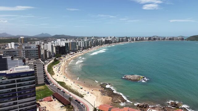 imagem a&eacute;rea da prainha de Muqui&ccedil;aba com a Praia do Morro e o Centro de Guarapari em um dia de ver&atilde;o incr&iacute;vel. 