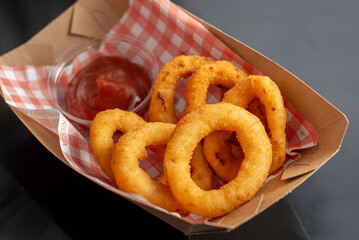 Deep-fried onion rings and sauce