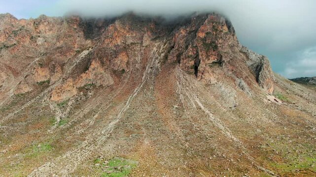 g&oacute;ra w chmurach czerwone szczyty Monte Cofano