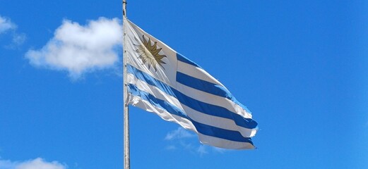 Uruguay Flagge Foto – Strahlend blauer Himmel, Nationalflagge, Symbol Südamerika, Freiheit,...