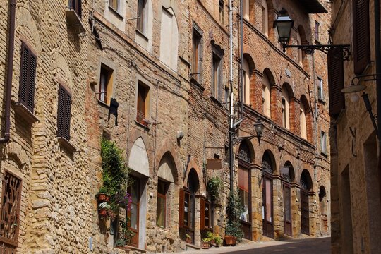 Fototapeta Volterra, Italy - medieval town of Tuscany. Old town street.