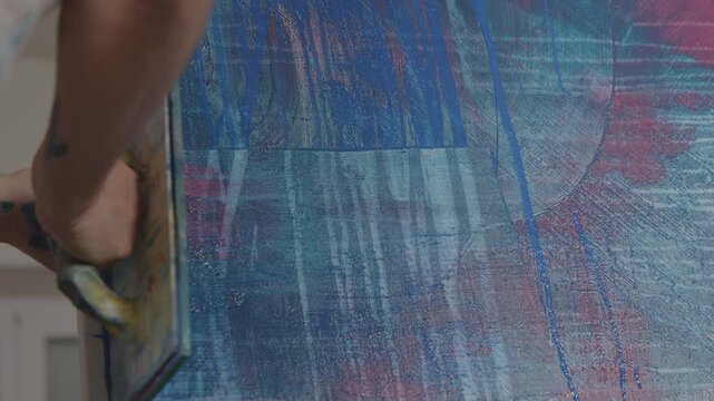 Schr&auml;ge Spachtelbewegung &uuml;ber bemalte Leinwand &ndash; abstrakte Acrylstruktur mit dynamischem Farbauftrag, Textur und kreativem Mixed-Media-Malprozess