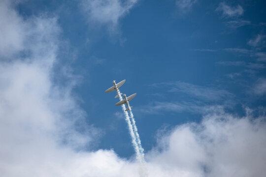 Aircraft practicing airobatics