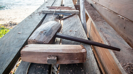 a large hammer made of wood used by Phinisi shipbuilders