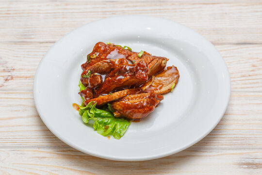Canard laqu&eacute; sur assiette blanche. Cuisine chinoise. Traiteur chinois.