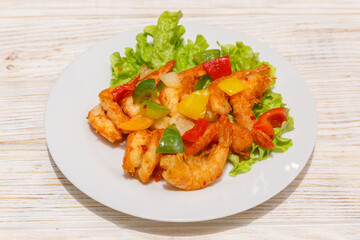 Crevettes au sel et poivre sur assiette blanche. Cuisine asiatique. Traiteur asiatique.