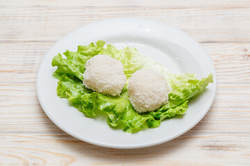 Perles de coco sur assiette blanche. Cuisine asiatique. Traiteur asiatique. Dessert chinois. 