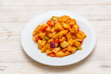 Pommes de terre en cubes assaisonnées de sel et poivre sur assiette blanche. Cuisine chinoise. Traiteur.