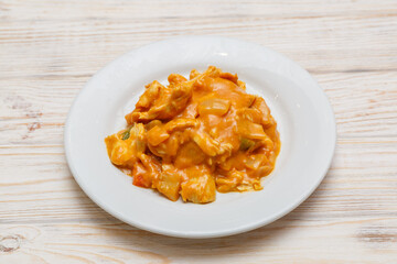 Poulet curry sur assiette blanche. Cuisine asiatique. Traiteur asiatique.