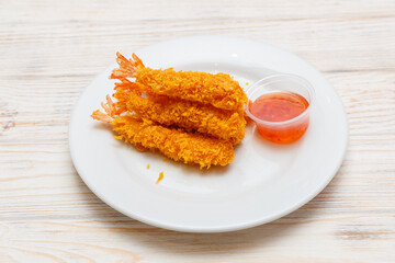 Tempura de crevettes sur assiette blanche avec sauce aigre-douce. Cuisine chinoise