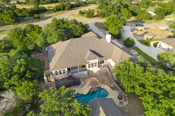 Naklejka premium Aerial view of a house featuring a backyard swimming pool 