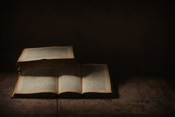 Altes Buch im magischen Licht: Mysterium, Wissen und verborgene Geheimnisse.