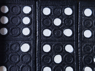 Primer plano de textura de fichas de dominó negras con puntos blancos