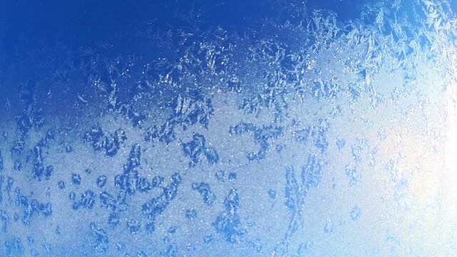 auftauende glitzernde Eiskristalle auf Fensterscheibe &ndash; Magie des Winters, perfektes Video f&uuml;r frostige Sch&ouml;nheit und winterliche Stimmung, Natur, Jahreszeit, Eisblumen, K&auml;lte, Klimawandel, Schnee
