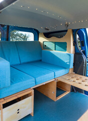Blick in einen gemütlichen Campervan 