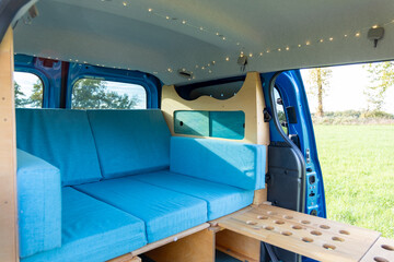 Blick in einen gemütlichen Campervan 