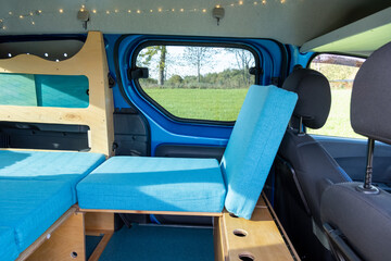 Blick in einen gemütlichen Campervan 