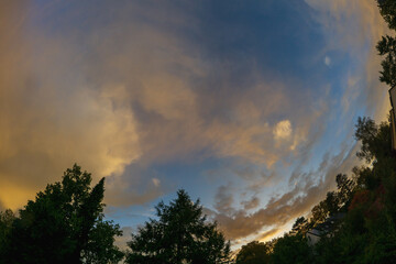 Dynamische Wolkenansicht mit Fischaugenobjektiv Himmel  und Wolken Ansicht