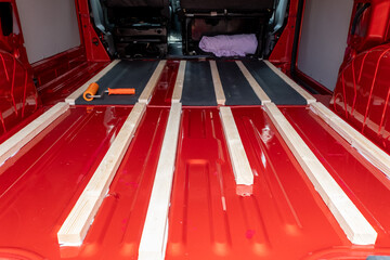 Wohnmobilausbau der Boden eines Campers wird isolier