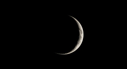 Obraz premium The sharp, crisp outline of a crescent moon.
