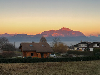 Chalet au soleil couchant