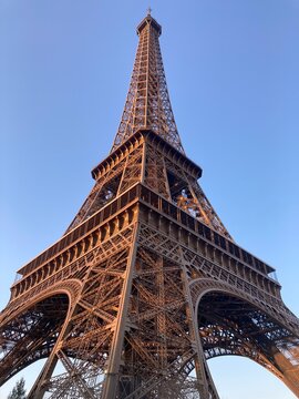 Eiffelturm im goldenen Abendlicht aus der N&auml;he mit klar blauem Himmel &uuml;ber Paris