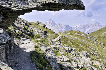 Mountainbiker auf der Demut-Passage des Stoneman-Trails in den Sextner Dolomiten