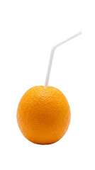 Orange enti&egrave;re avec paille blanche sur fond blanc minimaliste