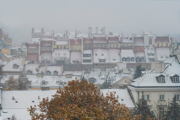 Stare miasto w Warszawie  i jego dachy pokryte pierwszym śniegiem, który spadł w listopadzie. © smoku7979