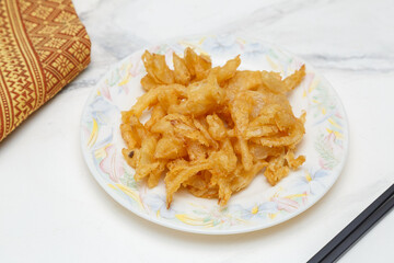 Beignets frits aux oignons sur assiette blanche. Cuisine thai. Traiteur thaïlandais. .