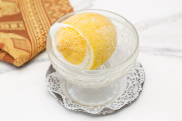 Citron givré sur assiette blanche. Dessert chinois. Traiteur chinois.