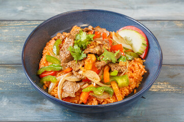 Khao Pad au bœuf grillé sel et poivre dans un bol bleu, cuisine thaïlandaise, fond bleu rustique