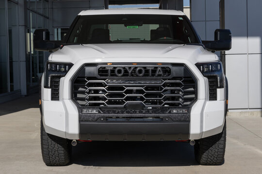 Toyota Tundra HV 4X4 TRD Pro 5.5 display. Toyota offers the Tundra with an i-FORCE MAX Twin-Turbo Hybrid V6 engine. MY:2026