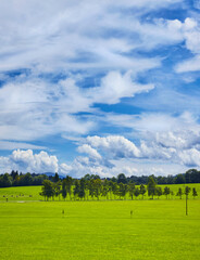 Blick auf eine schöne Wolkenformation und Landschaft in der Nähe von Rottenbuch, Bayern,...