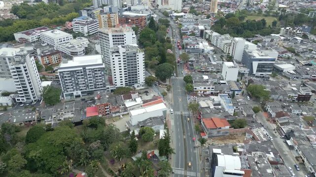 Plano general con un tilt up, de la ciudad de Armenia en el Quindio - Colombia, donde se muestra gran parte de la ciudad desde el aire.