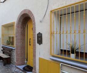 Abitazione con porta gialle