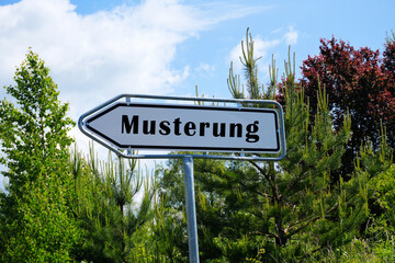 Fototapeta premium Schild mit der Aufschrift Musterung, ab 2026 müssen alle 18 Jährigen Männer einen Fragebogen ausfüllen, um die Wehrdiensttauglichkeit festzustellen