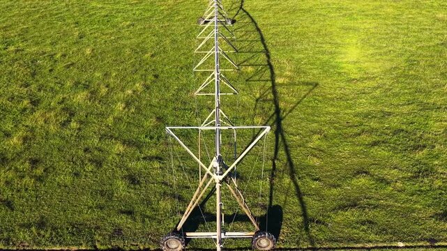  Pivot de riego girando sobre un campo verde intenso desde vista a&eacute;rea