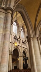 Belle perspective sur la nef de la cathédrale Saint-Bénigne de Dijon depuis la contre-allée